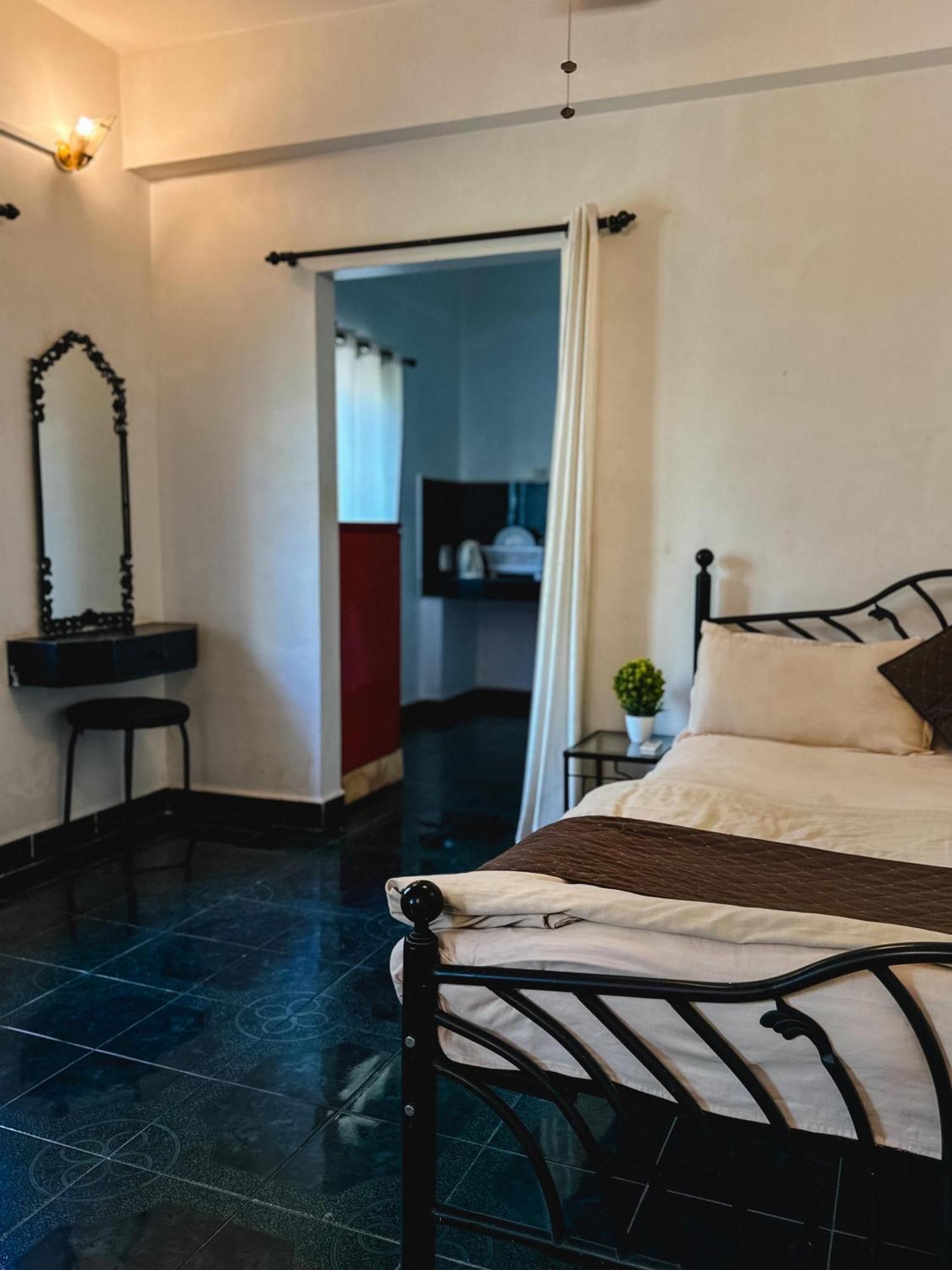 1Bhk Suites With Kitchen & Pool By Goaround Homes At ヴァガトール エクステリア 写真