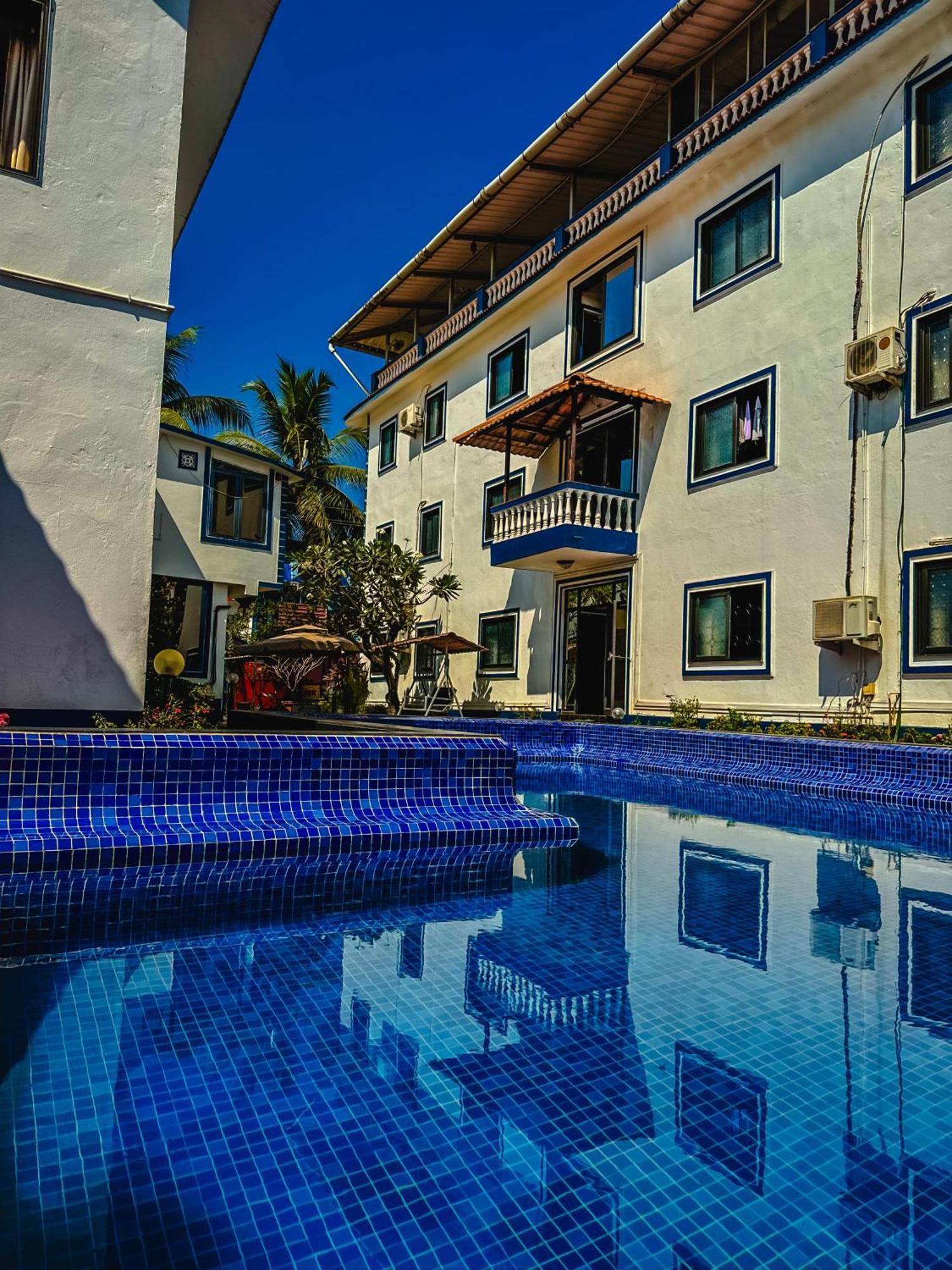 1Bhk Suites With Kitchen & Pool By Goaround Homes At ヴァガトール エクステリア 写真